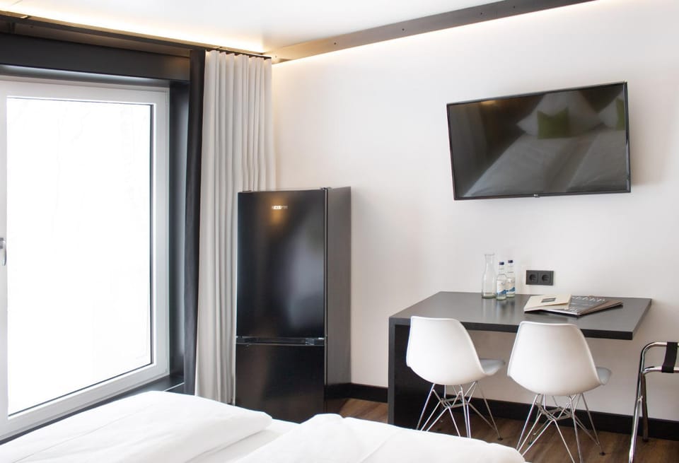 Bed, TV and multimedia, Photo of the whole room, Dining area, Bedroom, hair dresser