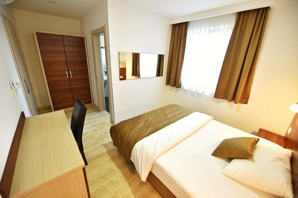 Bed, Photo of the whole room, wardrobe