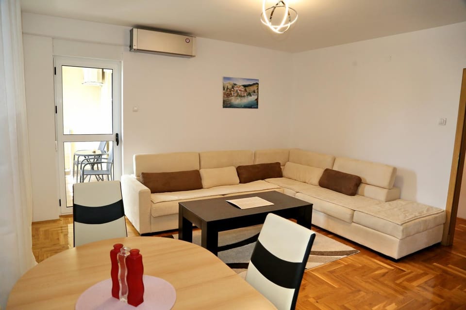 Living room, Seating area, Dining area, air conditioner