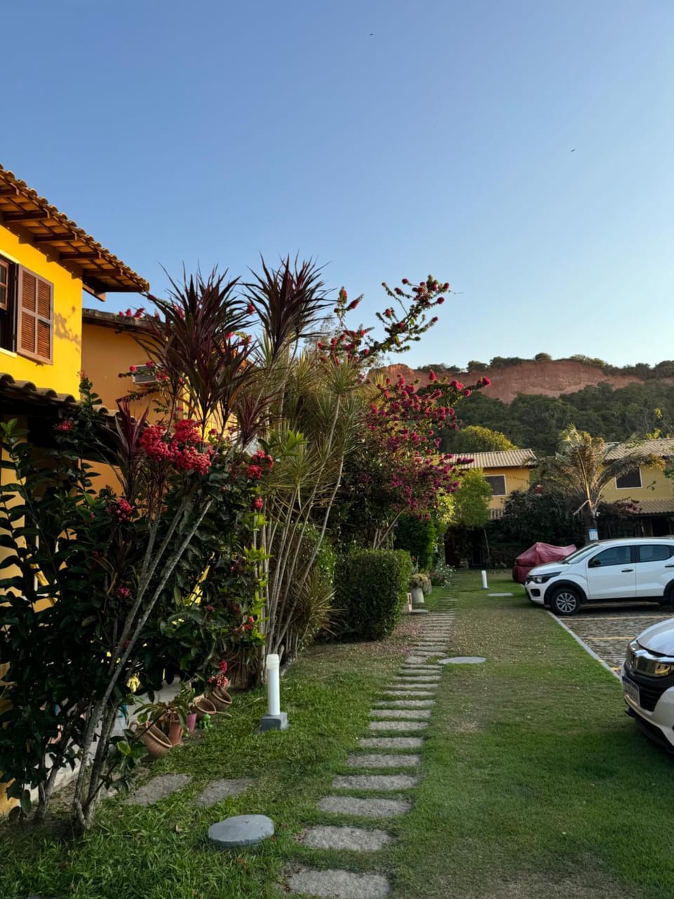 Property building, Spring, Day, Natural landscape, Garden, Garden view, Parking