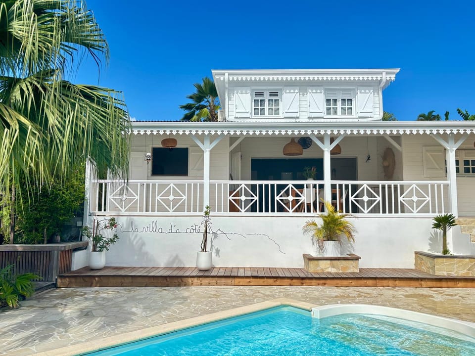 Property building, Patio, Day, Decorative detail, Pool view, Swimming pool