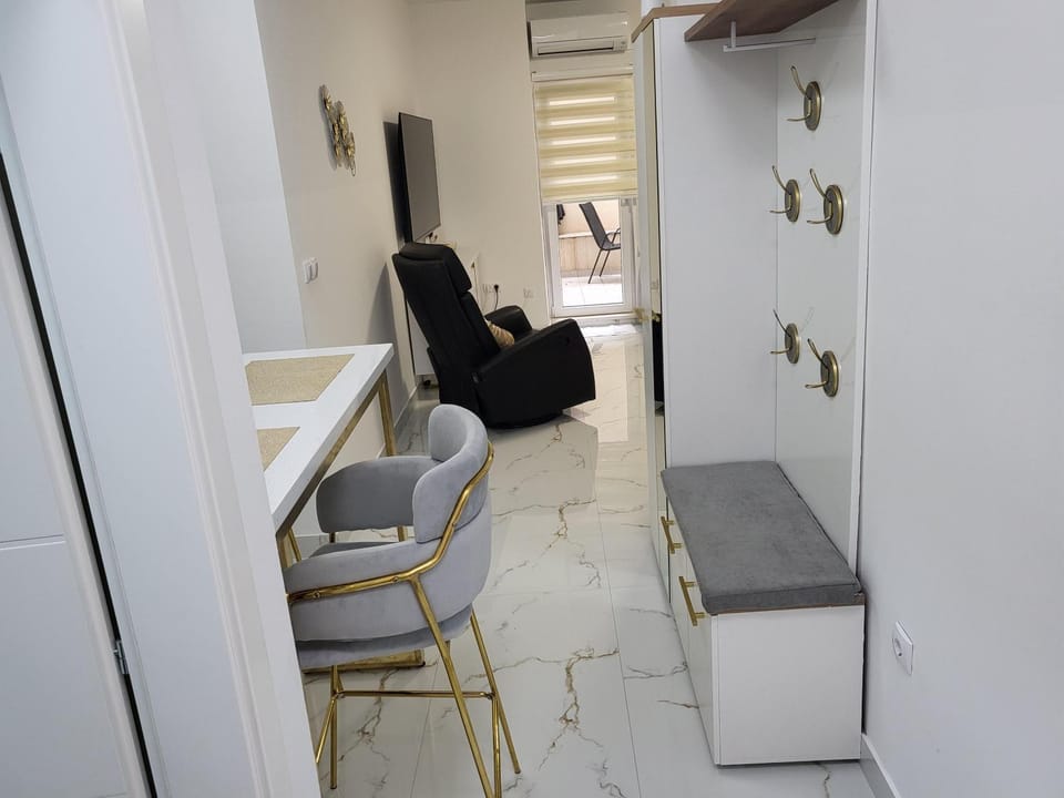 Bed, TV and multimedia, Living room, Photo of the whole room, Seating area, Breakfast, wardrobe, air conditioner