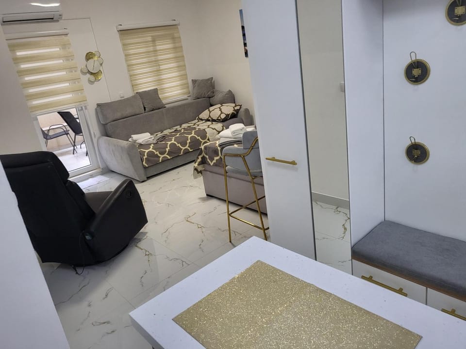 Bed, Living room, Photo of the whole room, Seating area, Bedroom