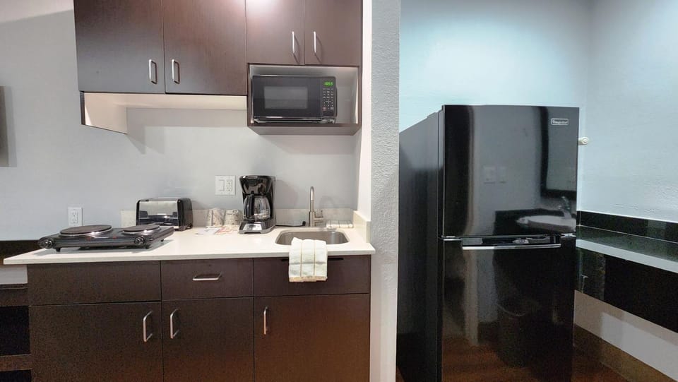 Kitchen or kitchenette, minibar, stove, toaster