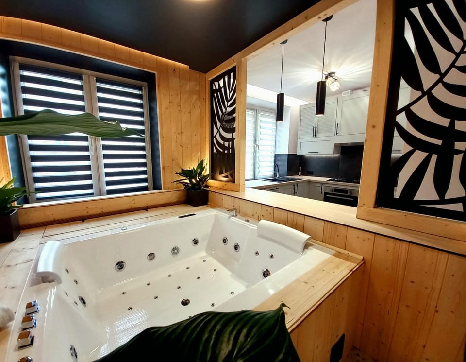 Hot Tub, towels