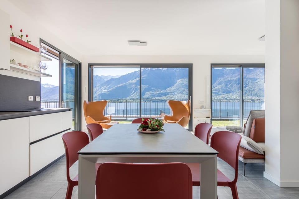 Natural landscape, Kitchen or kitchenette, Living room, Seating area, Dining area, Lake view