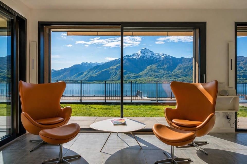 Nearby landmark, Day, Natural landscape, Living room, Seating area, Lake view, Mountain view