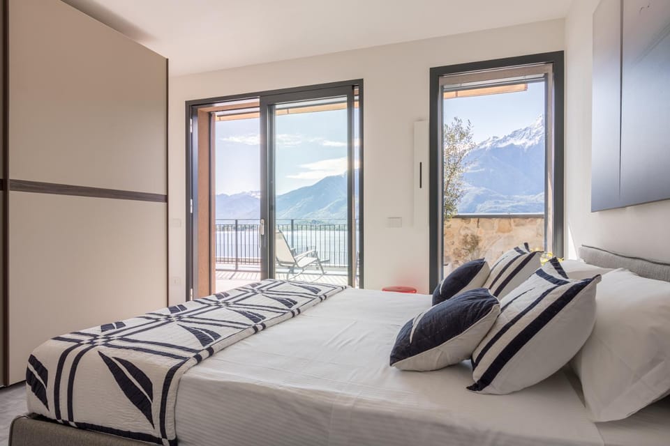 Bed, Natural landscape, Photo of the whole room, Bedroom, Lake view, Mountain view
