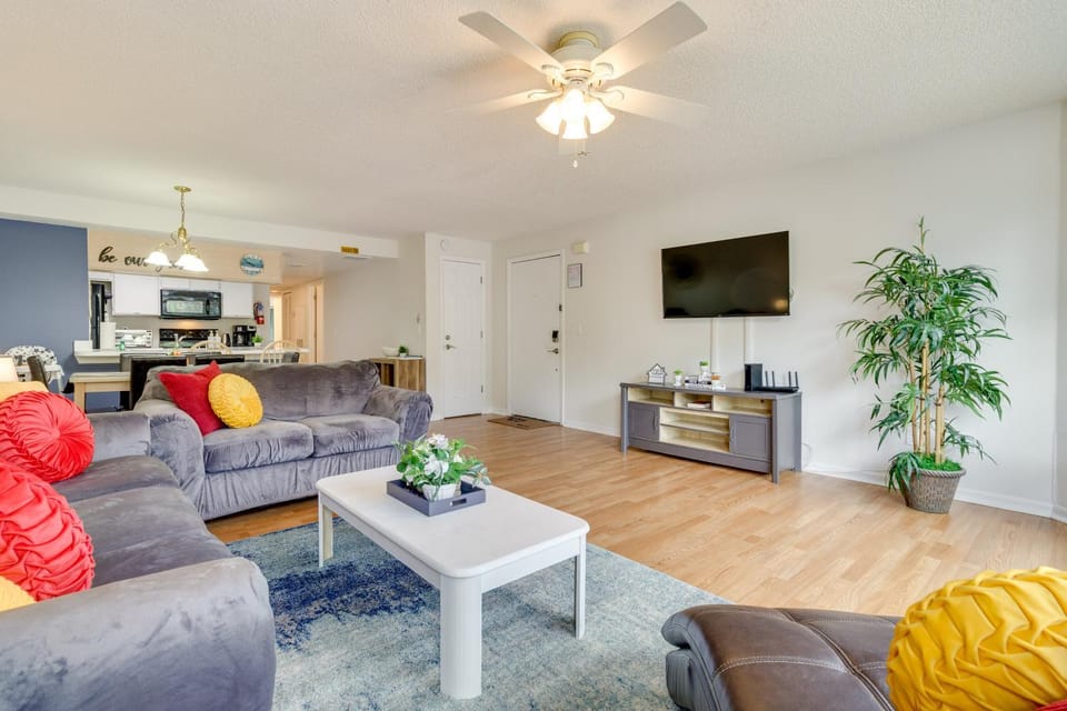 Condo w/ Pool Access & Patio: 8 Mi to Disney! House in Kissimmee