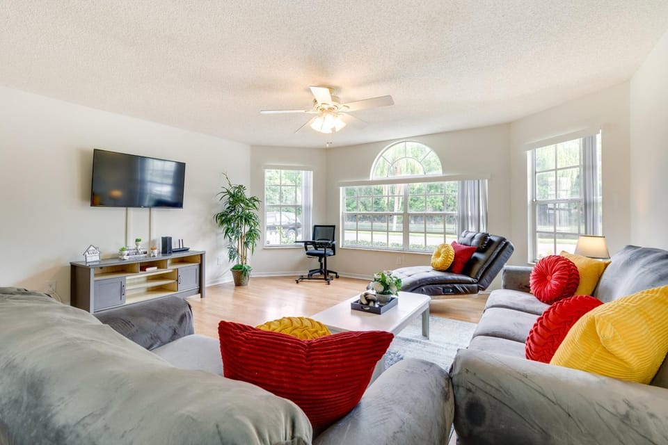 Condo w/ Pool Access & Patio: 8 Mi to Disney! House in Kissimmee