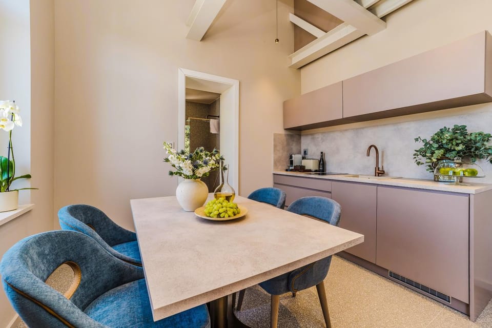 Kitchen or kitchenette, Dining area