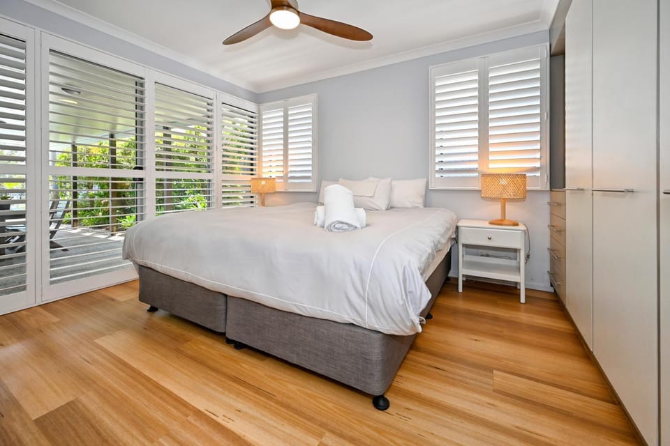 Bed, Photo of the whole room, Bedroom, fireplace, towels, wardrobe