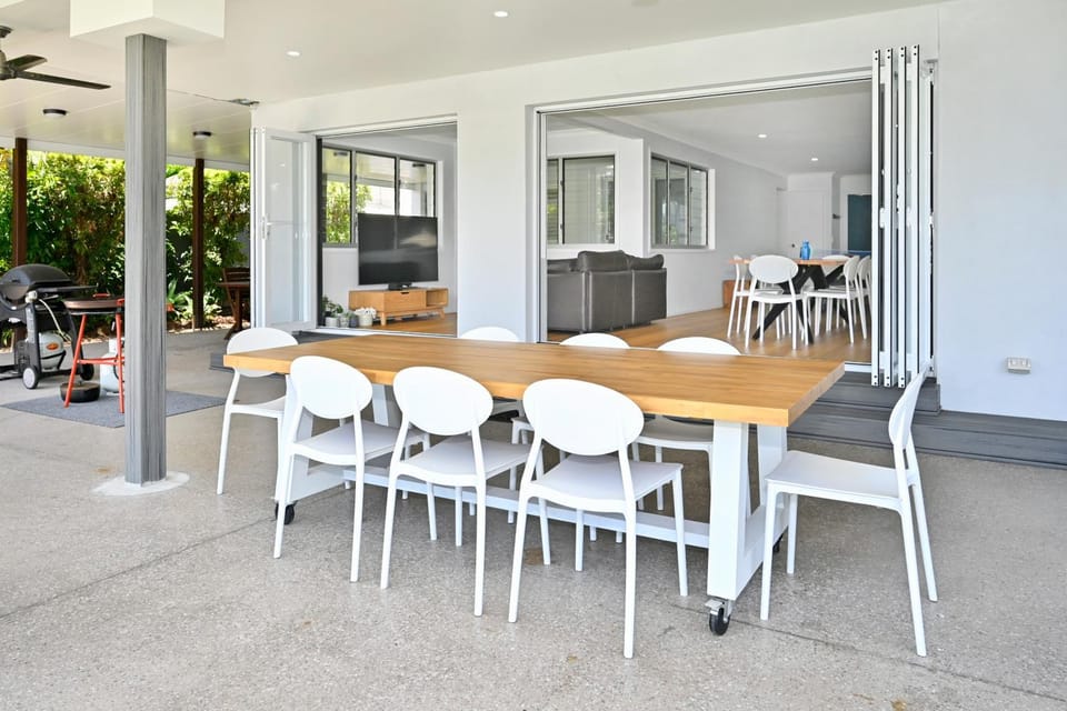 Patio, TV and multimedia, Seating area, Dining area, Evening entertainment