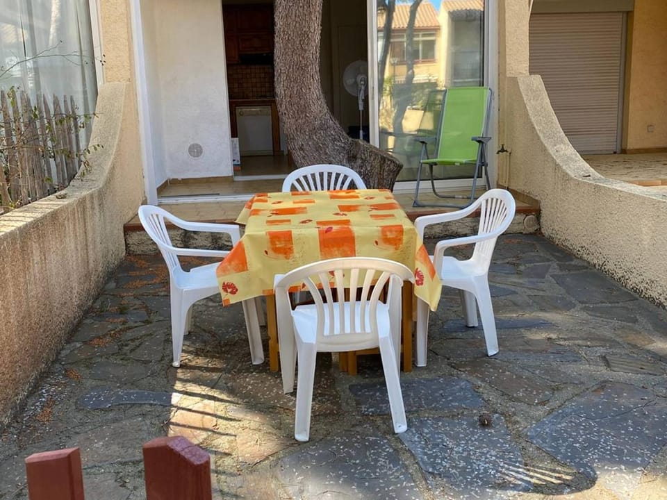 Studio Cabine 4 Pers, Terrasse, Parking Privé, Proche Plage et Commerces, La Franqui - FR-1-81-585 Cabin in Leucate