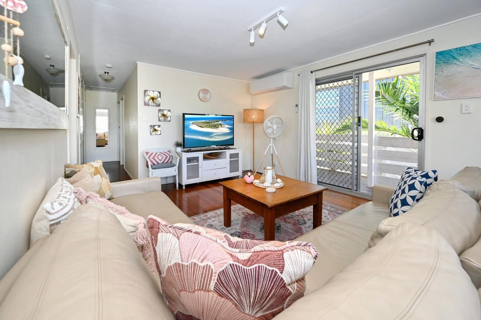 Communal lounge/ TV room, TV and multimedia, Living room, Seating area, Evening entertainment