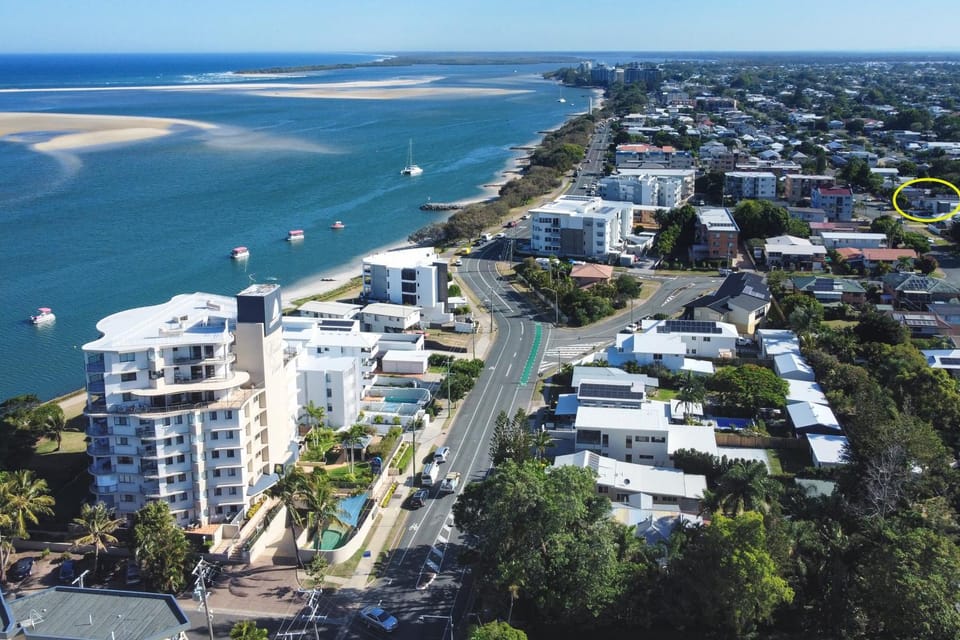 Property building, Day, Neighbourhood, Bird's eye view, Sea view, Location