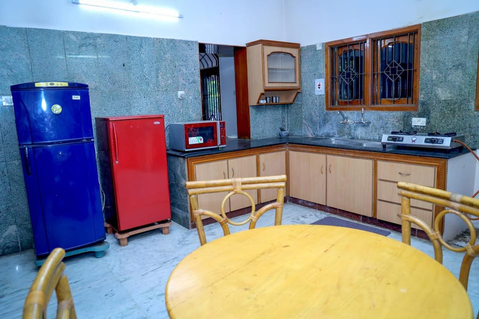 Kitchen or kitchenette, minibar