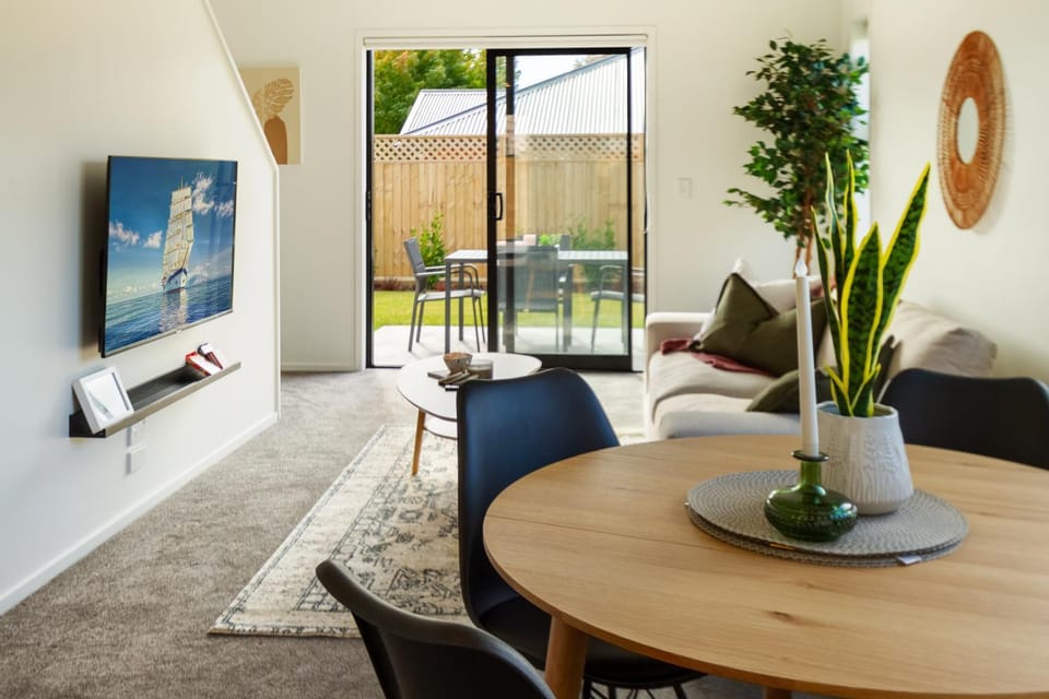 Garden, TV and multimedia, View (from property/room), Living room, Photo of the whole room, Decorative detail, Dining area