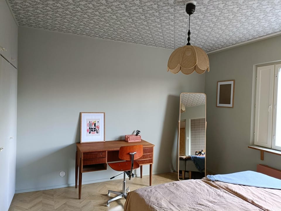Photo of the whole room, Bedroom