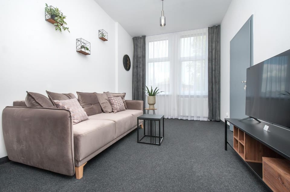 TV and multimedia, Living room, Seating area, Evening entertainment