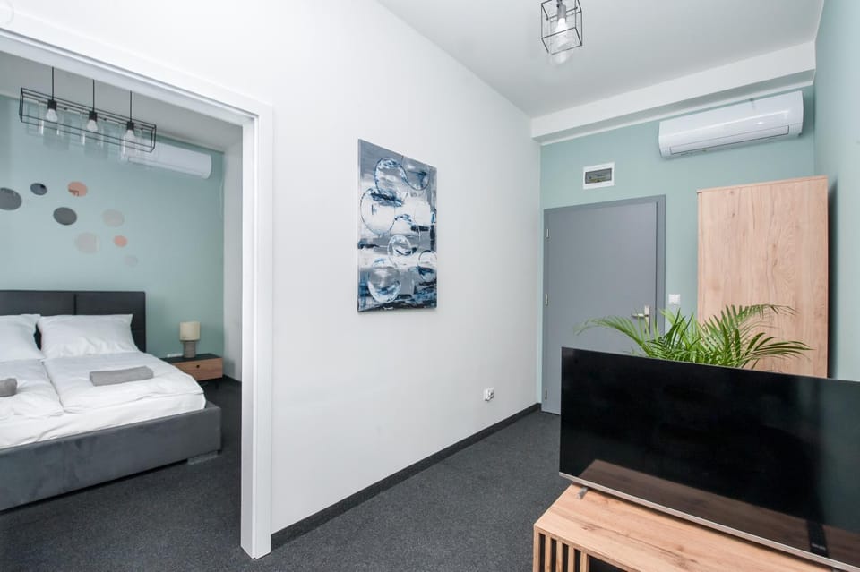 Bed, TV and multimedia, Photo of the whole room, Bedroom, air conditioner