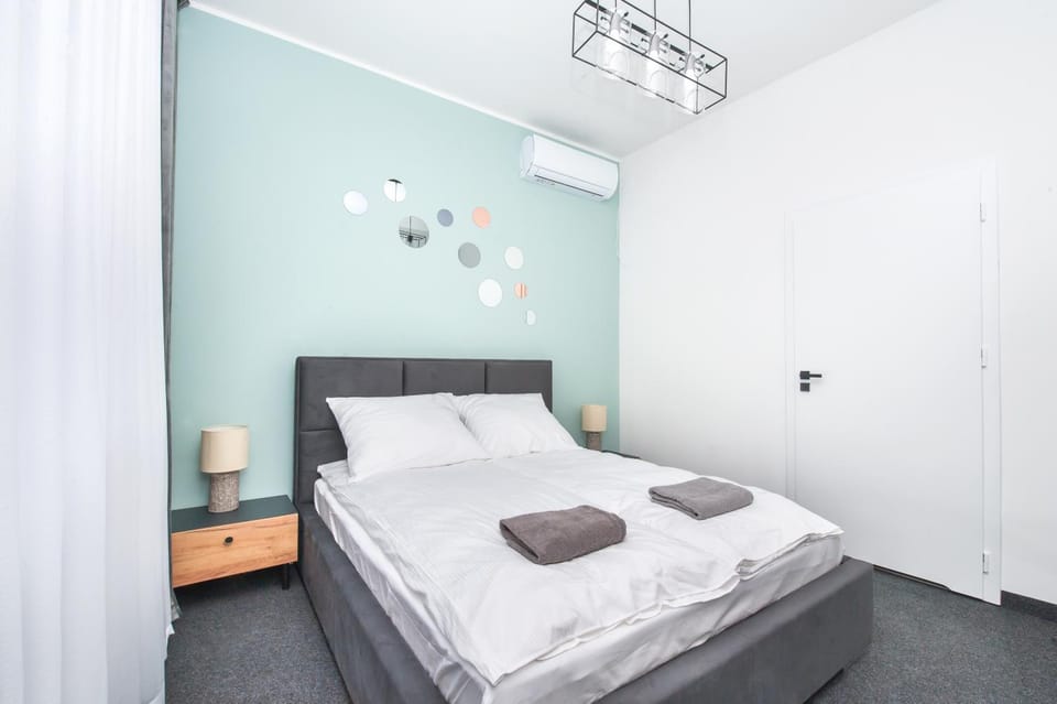 Bed, Bedroom, towels