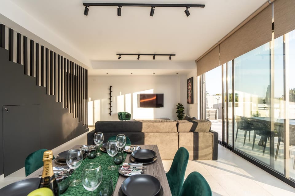 TV and multimedia, Living room, Seating area, Dining area