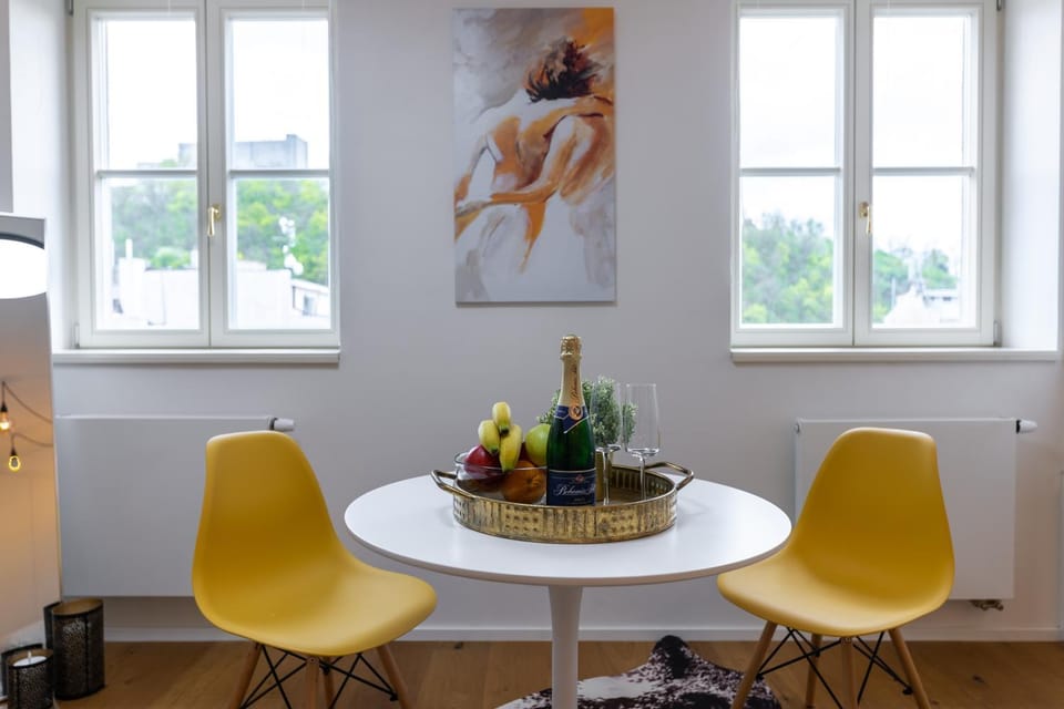 Living room, Food and drinks, Seating area, Dining area