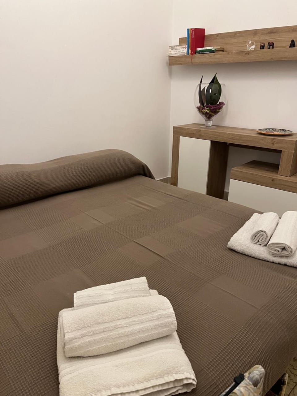 Bed, towels