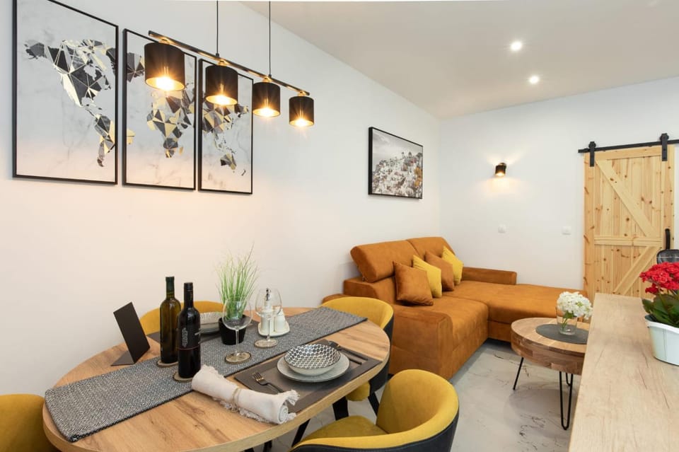 Seating area, Dining area