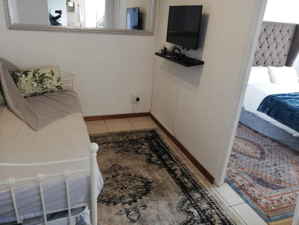 Rondebosch East Garlandale STRICTLY HALAAL, fresh garden cottage Bed and Breakfast in Cape Town