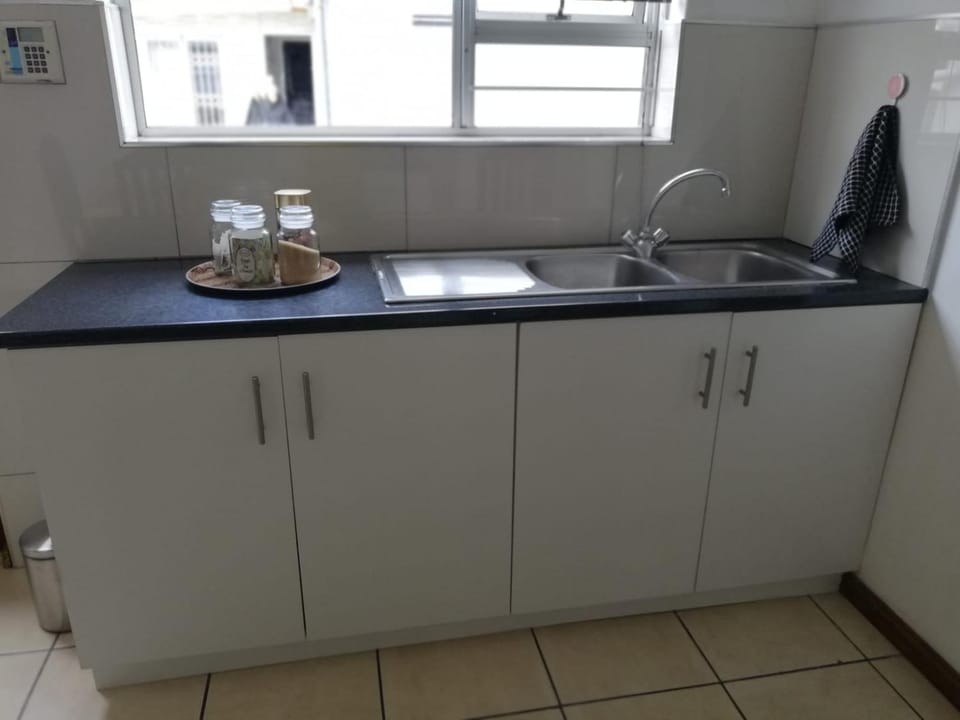Rondebosch East Garlandale STRICTLY HALAAL, fresh garden cottage Bed and Breakfast in Cape Town