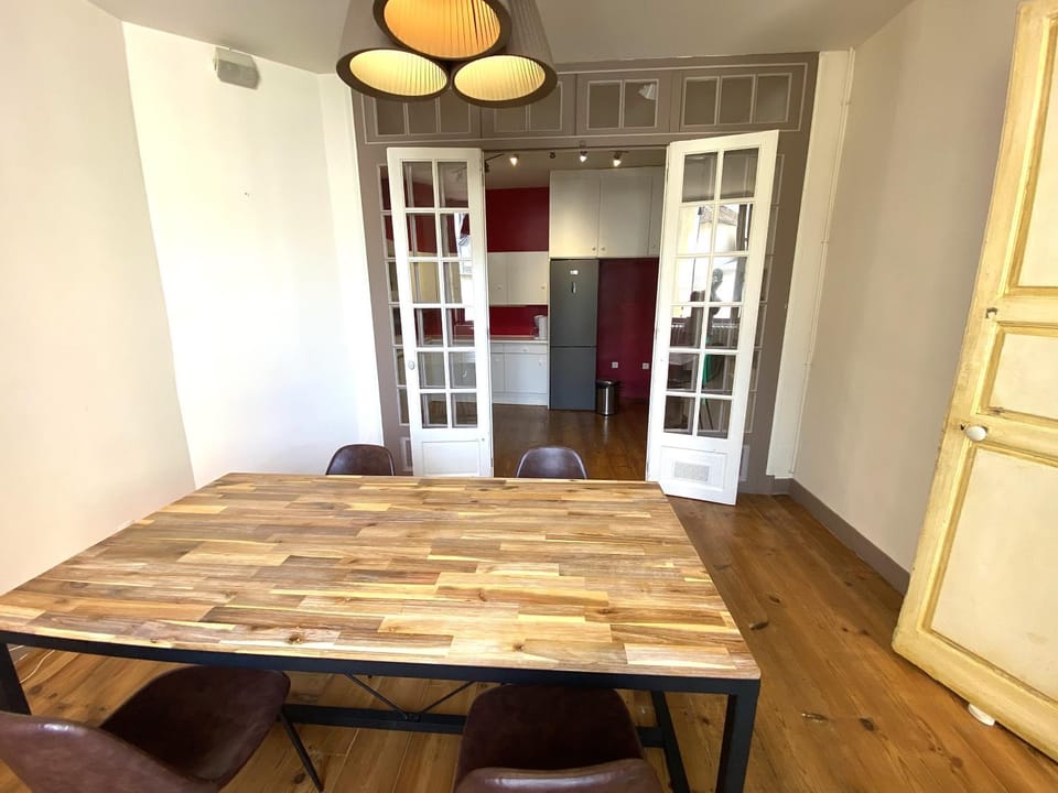 Kitchen or kitchenette, Seating area