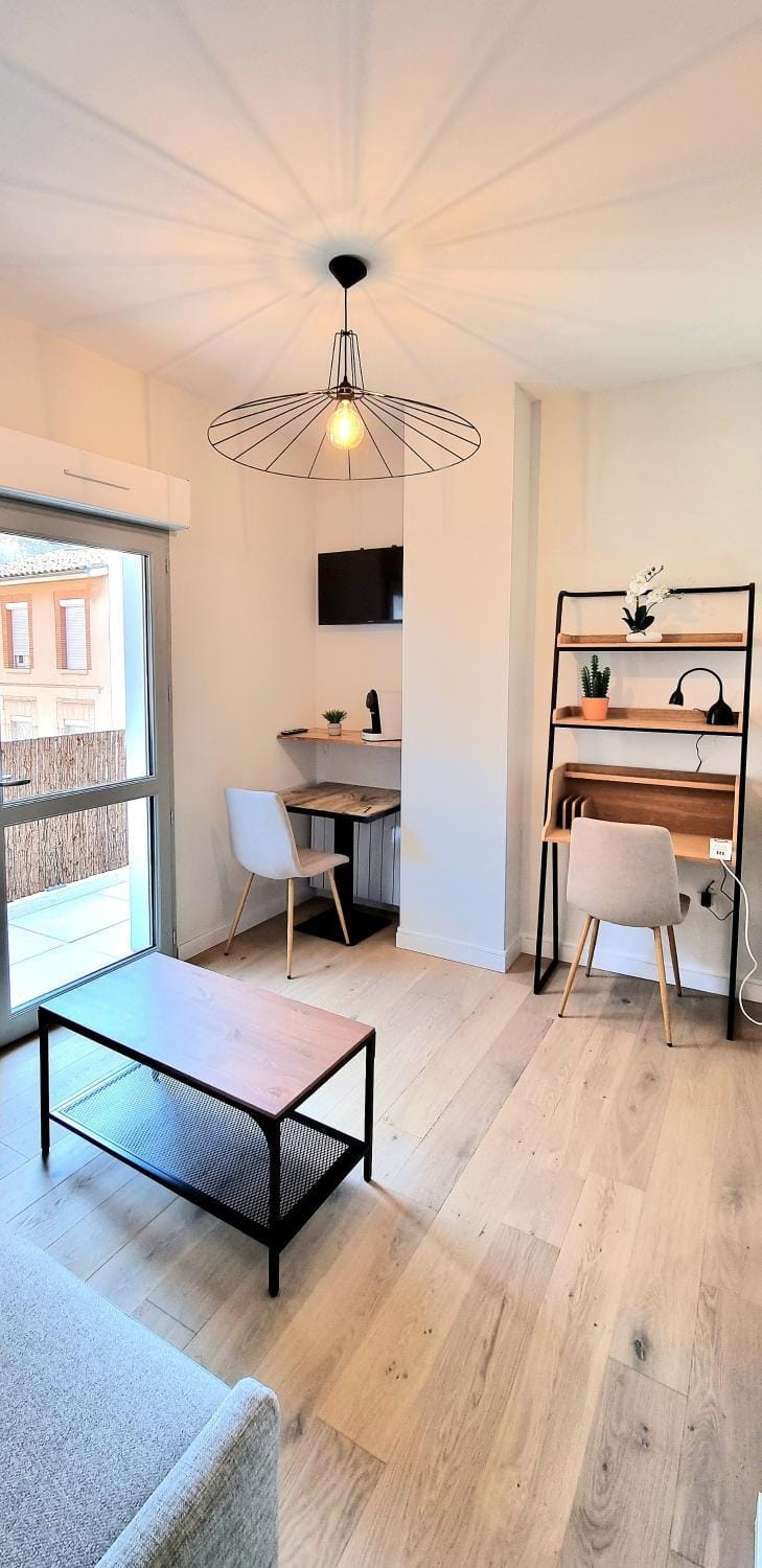 Studio Chic & Balcon - Hypercentre - Gare - Metro Apartment in Toulouse