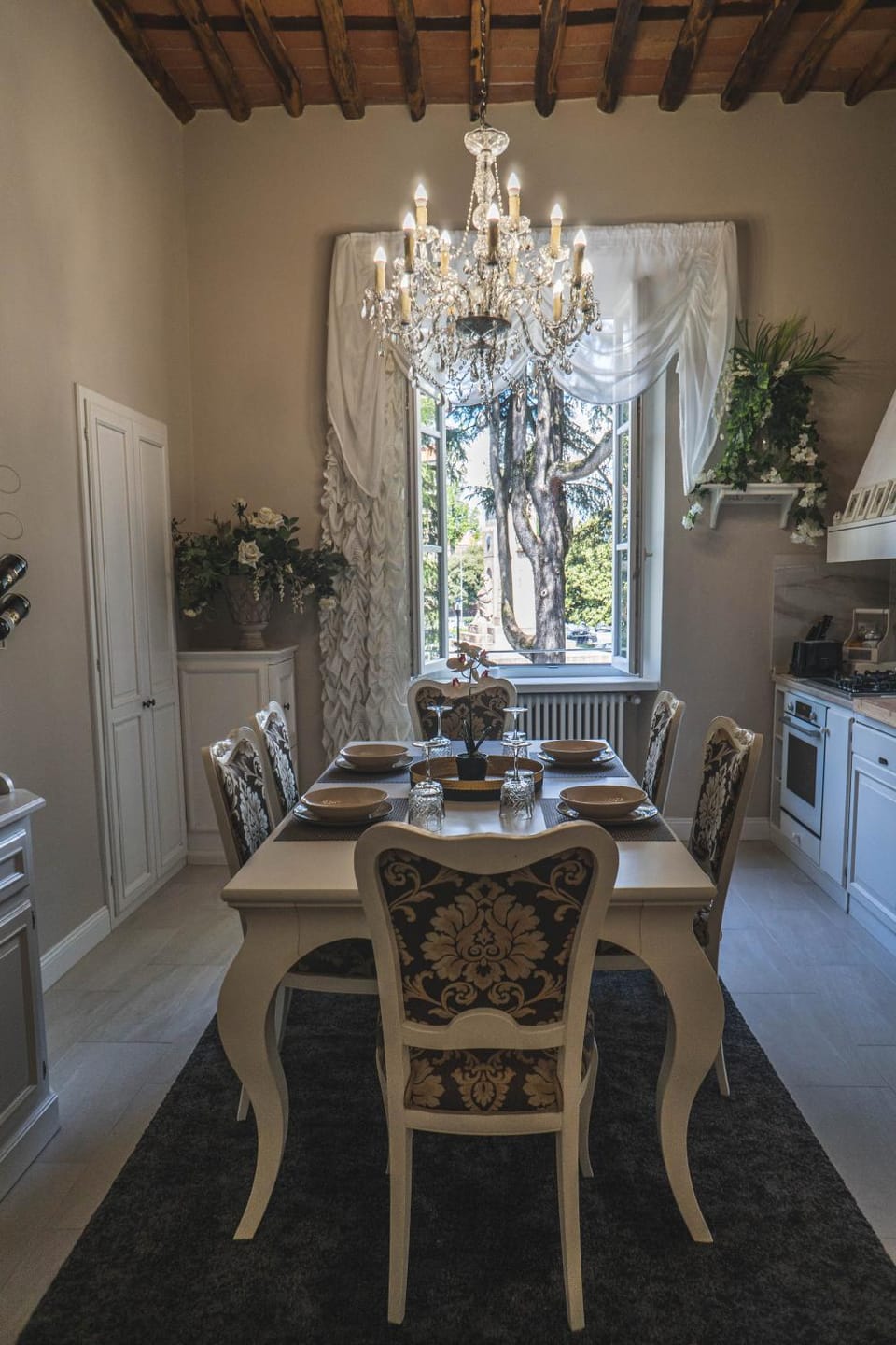 Kitchen or kitchenette, Dining area