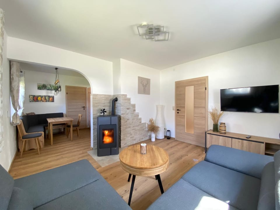 TV and multimedia, Living room, Seating area, flat iron