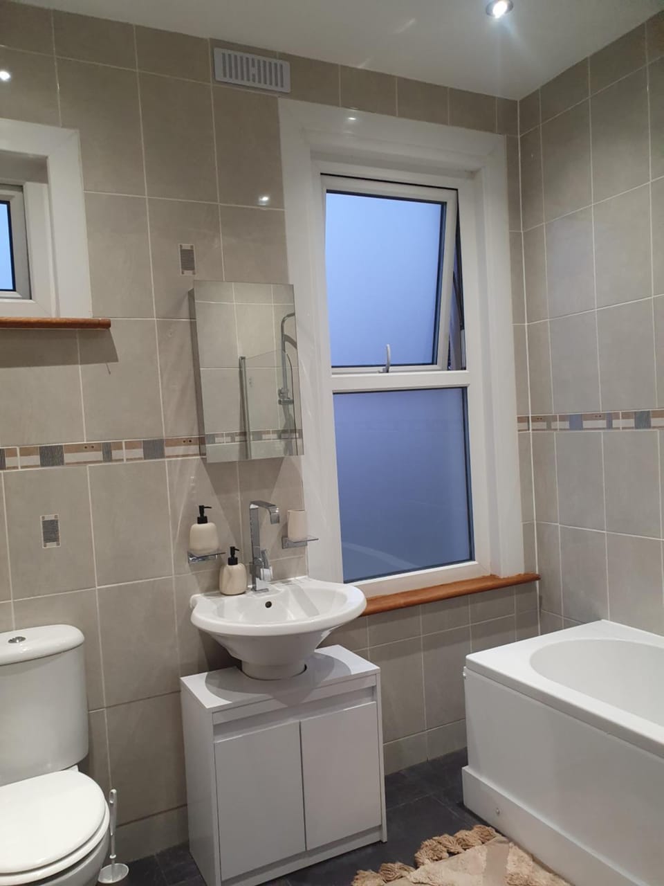 Shower, Toilet, Bathroom, Internal: Not applicable to any particular room