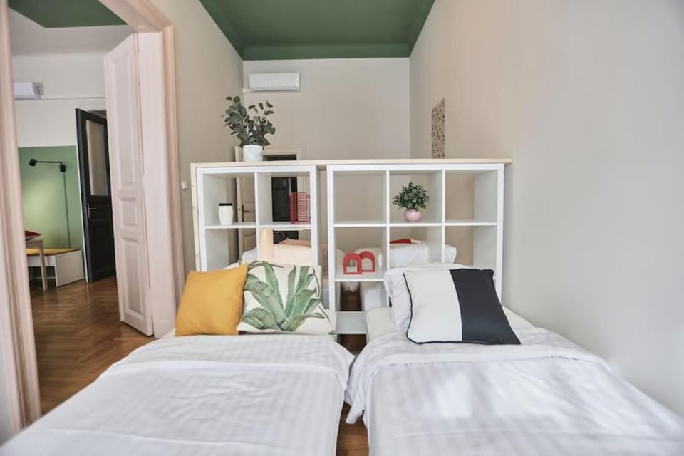 Unwind in Style w SAUNA dsgn 2BR Home Apartment in Budapest