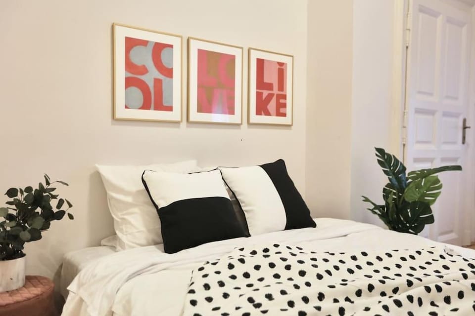 Unwind in Style w SAUNA dsgn 2BR Home Apartment in Budapest