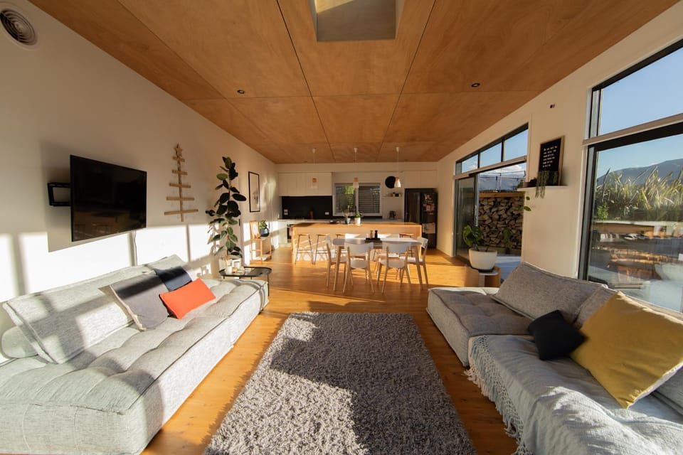 TV and multimedia, Living room, Seating area, Evening entertainment