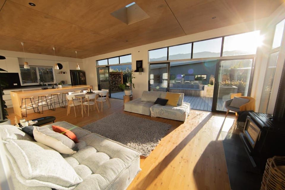 TV and multimedia, Kitchen or kitchenette, Living room, Seating area, Evening entertainment