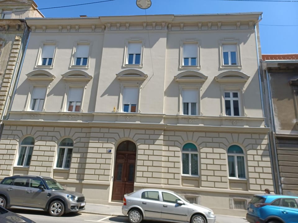 Property building, Facade/entrance, Location