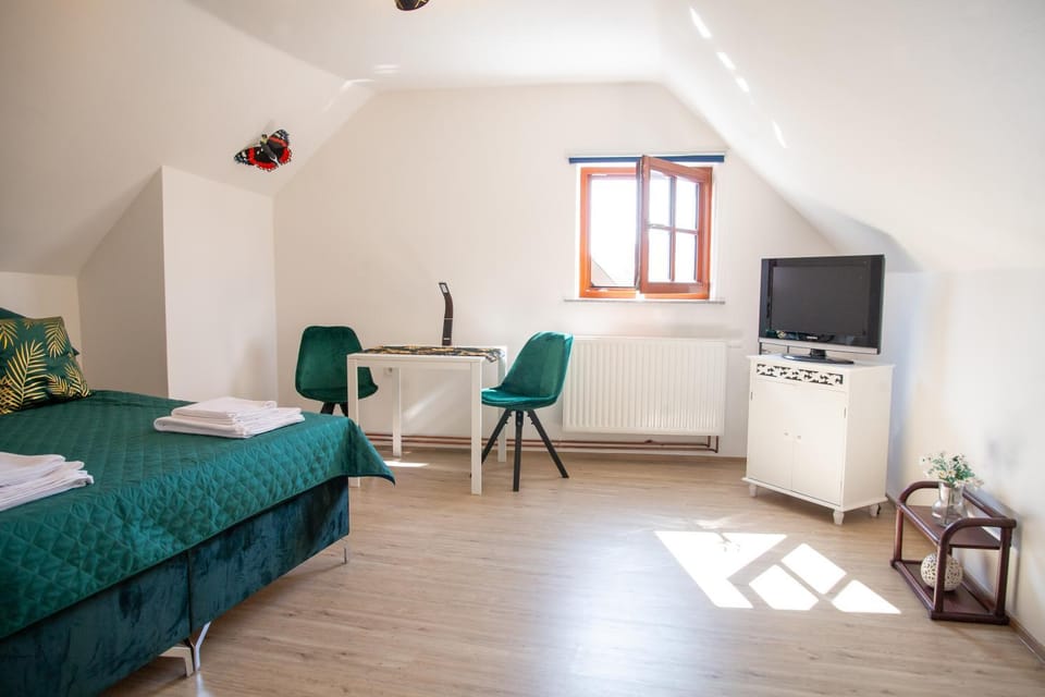 Bed, TV and multimedia, Photo of the whole room, Seating area, Bedroom