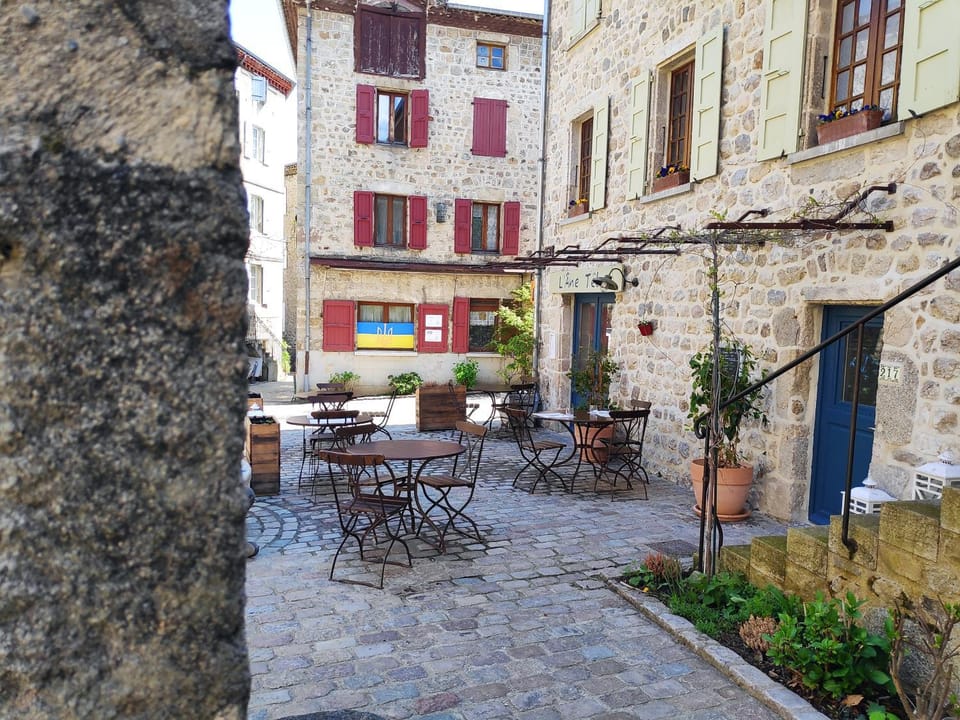 Property building, Patio, Restaurant/places to eat