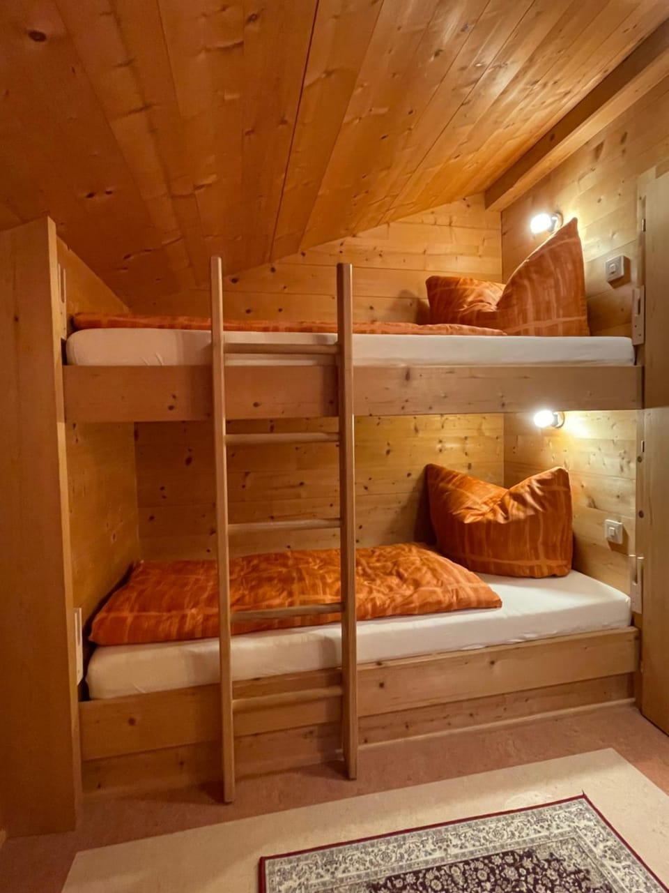 Bedroom, bunk bed
