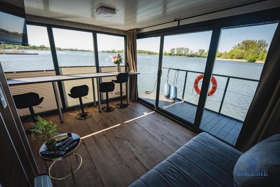 Natural landscape, Activities, Living room, Seating area, Lake view