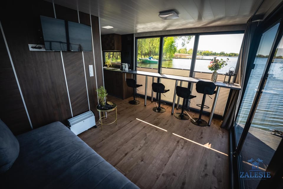Communal lounge/ TV room, TV and multimedia, Living room