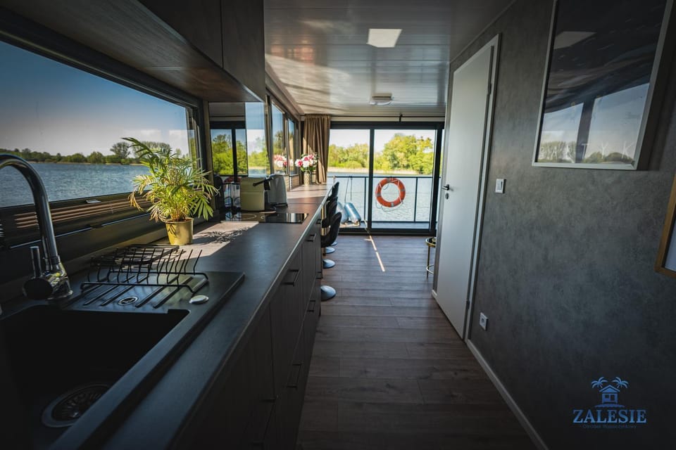 Kitchen or kitchenette, Living room, Lake view, Lake view