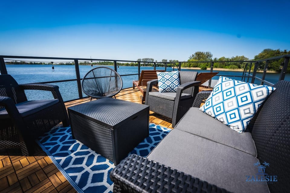 Natural landscape, View (from property/room), Balcony/Terrace, Seating area, Lake view