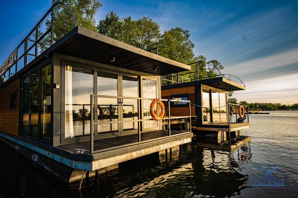 Property building, Day, Natural landscape, Activities, Lake view